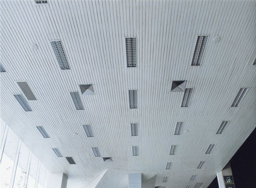 石膏板吊顶为何易开裂？——深度解析家装工程中的常见问题